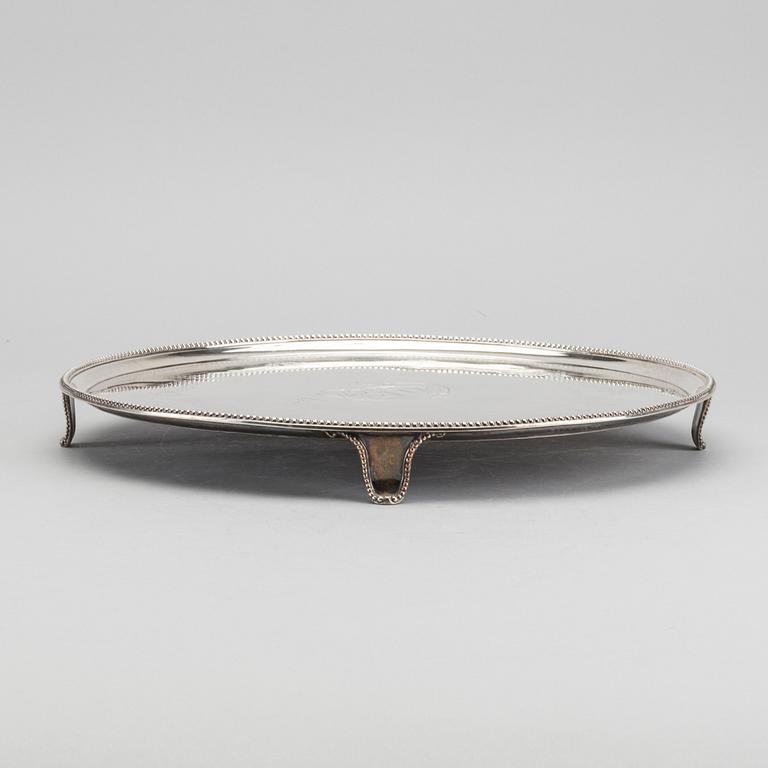 A SILVER SALVER BY JOHN CROUCH & THOMAS HANNAM, London 1782, weight c:a 1200 g.