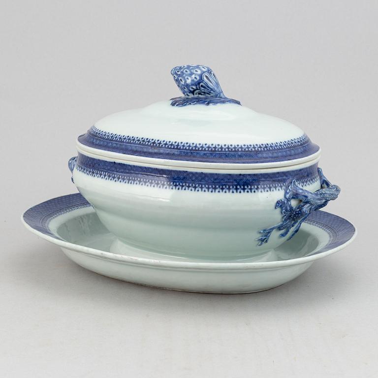 A blue and white tureen with cover and stand, Qing dynasty, 19th Century.