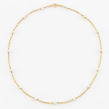 Necklace 18K gold with cultured pearls.