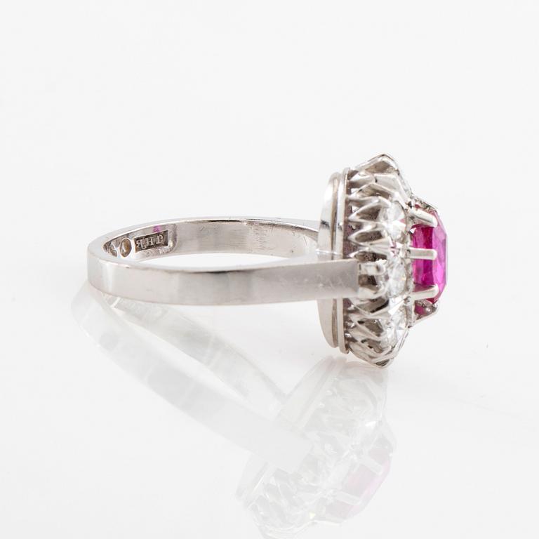 Ring Carmosé 18K white gold with an oval faceted ruby and round brilliant-cut diamonds, Reutners Ystad 1974.