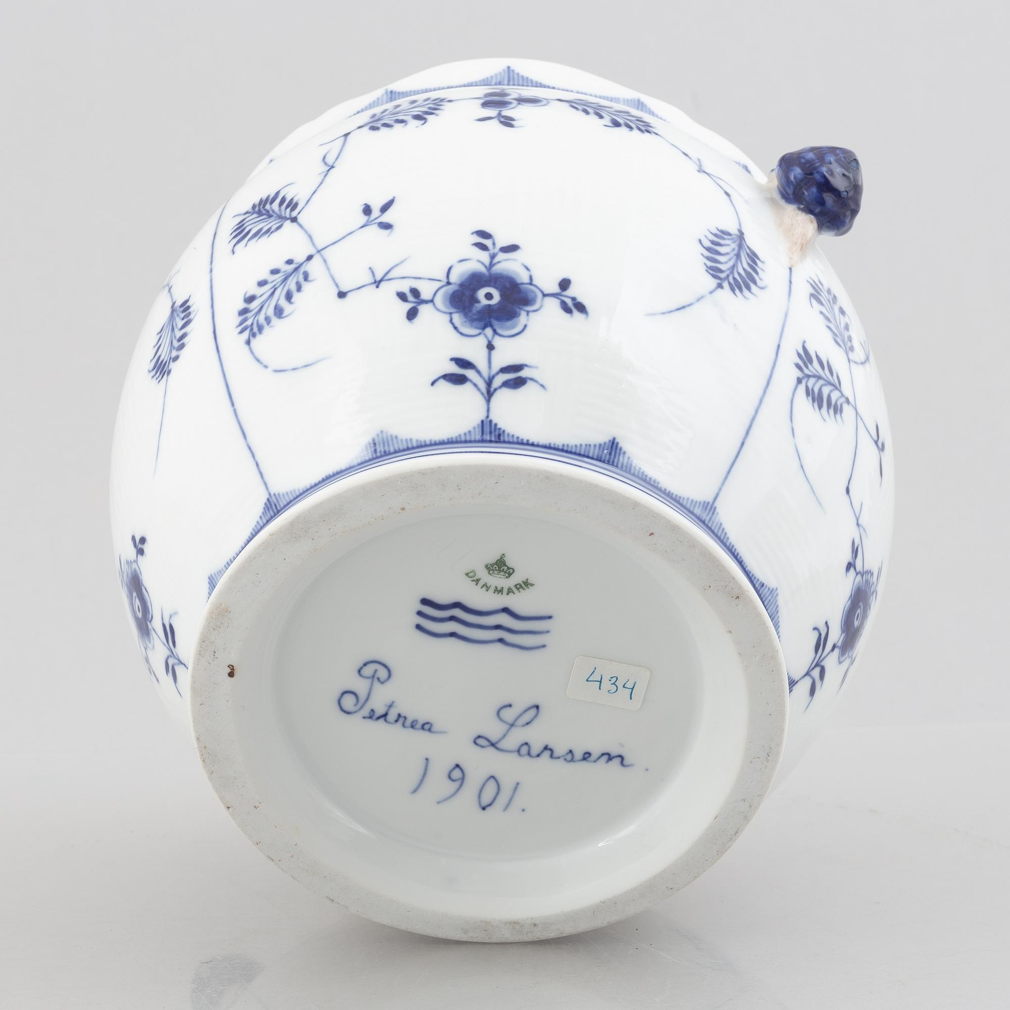 A 'Blue Fluted Plain'/'Musselmalet' porcelain pot, Royal Copenhagen, 1901.