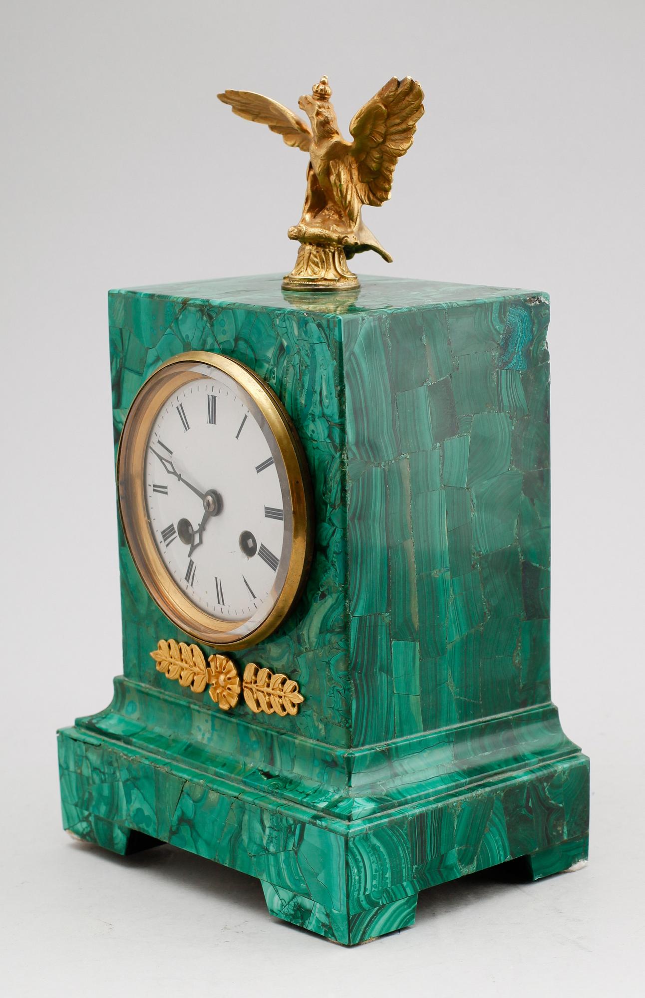 BORDSPENDYL, malakit, empirestil, 1800-tal.