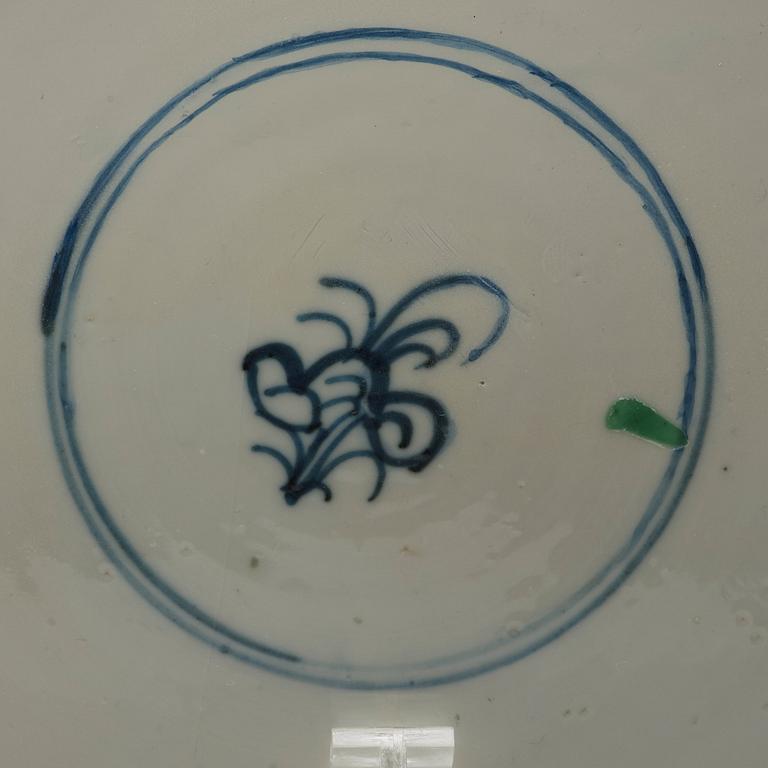 A pair of famille verte dishes, Qing dynasty, Kangxi (1662-1722).
