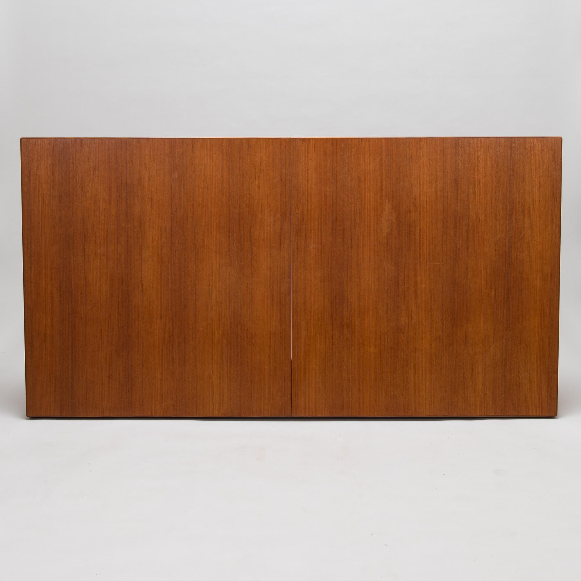 Alvar Aalto, a mid 20th century 'H94' dinig table for Artek.