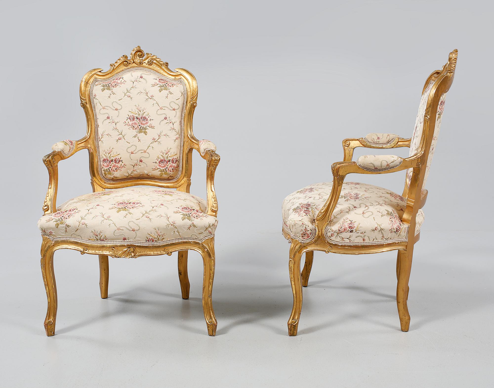 KARMSTOLAR, ett par, Louis XV-stil, omkring 1900-talets mitt.