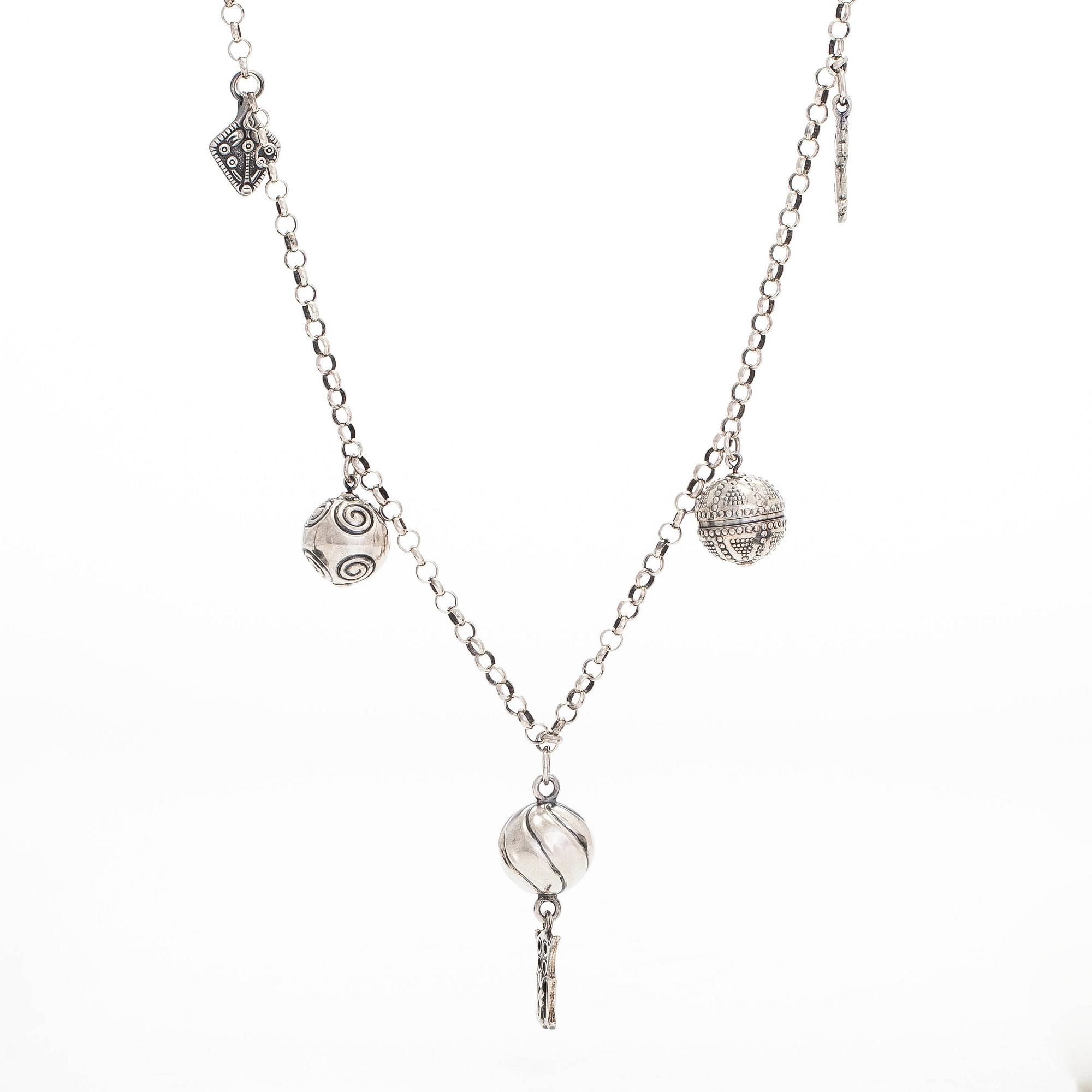 Kalevala Koru, kaulakoru, sterlinghopea. Helsinki 1970-luku.