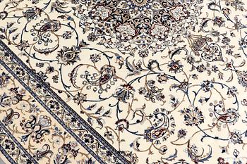 A part silk Nain carpet, so-called 6LAA, approx. 292 x 200 cm.