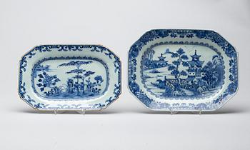 UPPLÄGGNINGSFAT, 2 stycken kina, Qianlong (1736-1795).