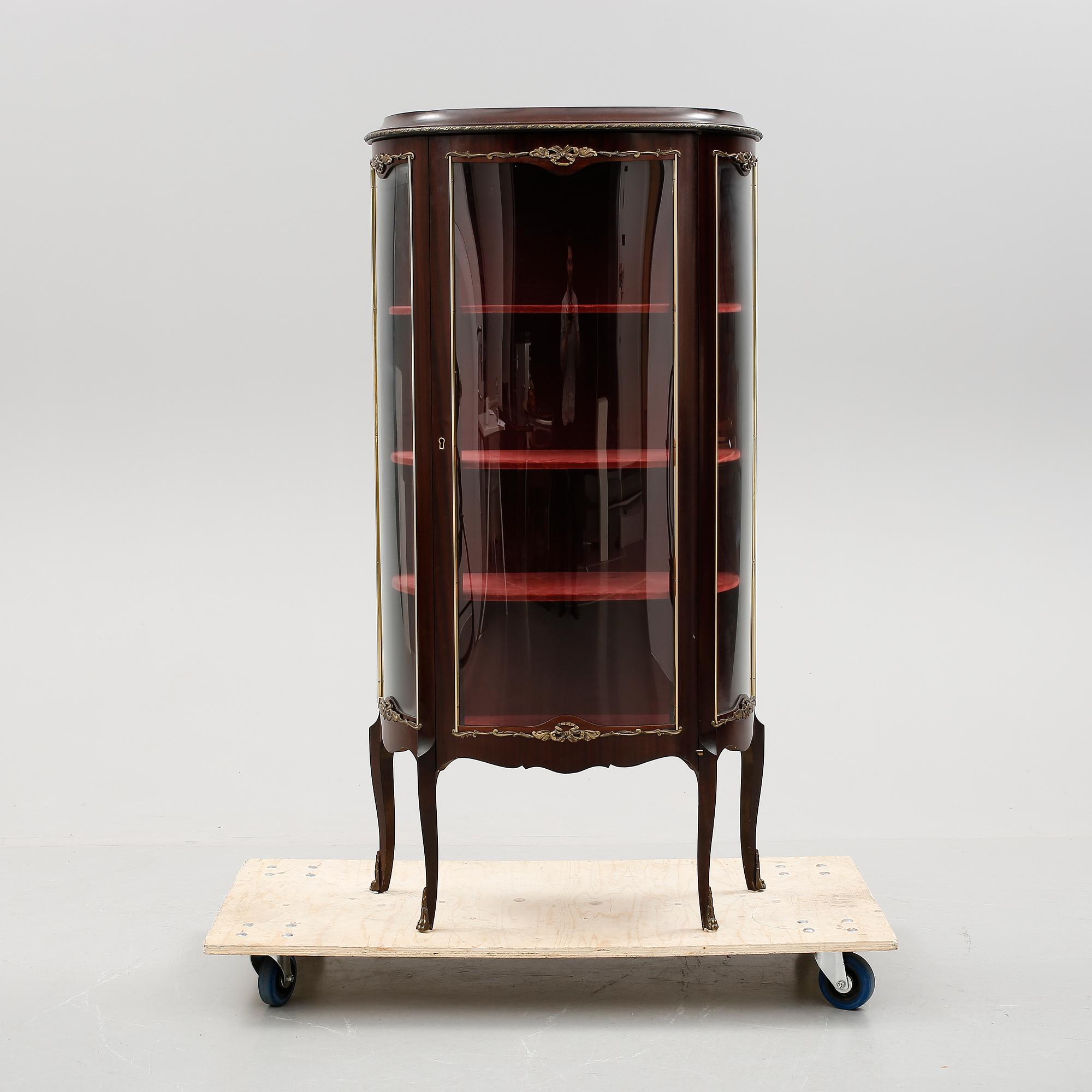 VITRINSKÅP, Louis XVI-stil, 1900-tal.