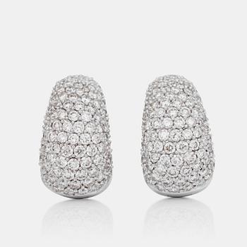 A pair of diamond earrings, 4.00 cts in total.