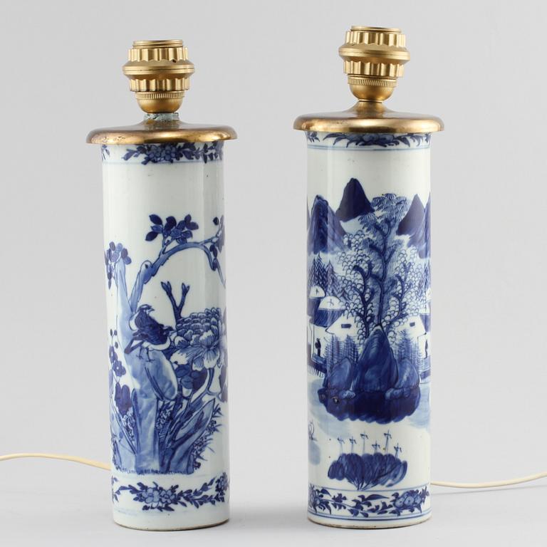 BORDSLAMPOR, 2 st, porslin, Kina, 1900-tal.