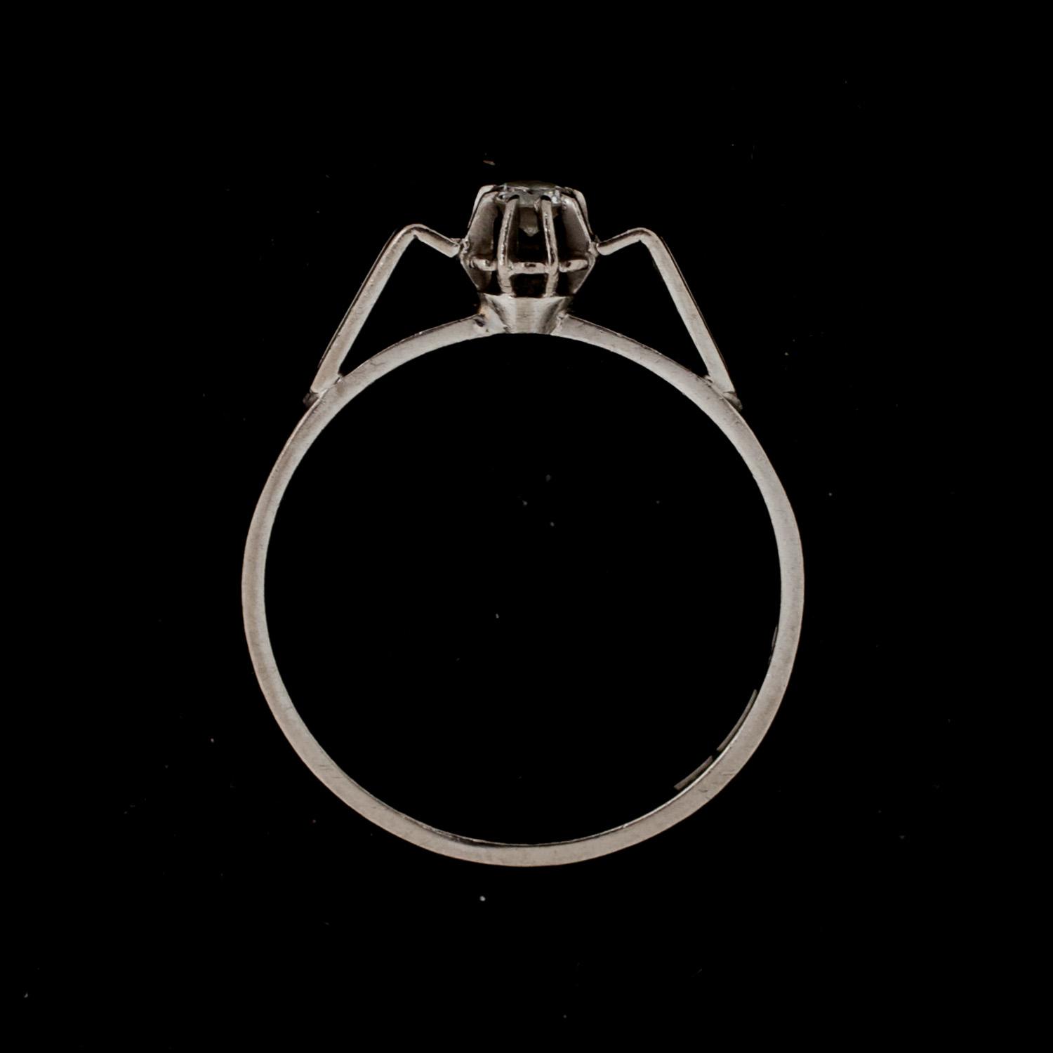 RINGAR, 2 st, 18 k vitguld samt 14 k rödguld med briljantslipade diamanter. Totalvikt ca 4,5 g.