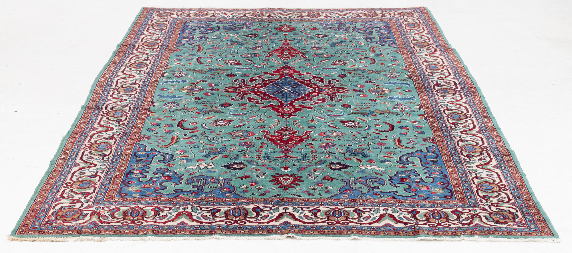 Matta, Oriental ca 285 x 185 cm.