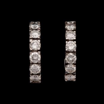 217. A pair of brilliant cut diamond earrings, tot. 1.28 cts.