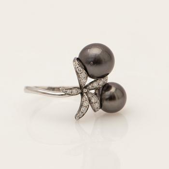 Ring, 18k white gold with Tahitian pearls and diamonds.