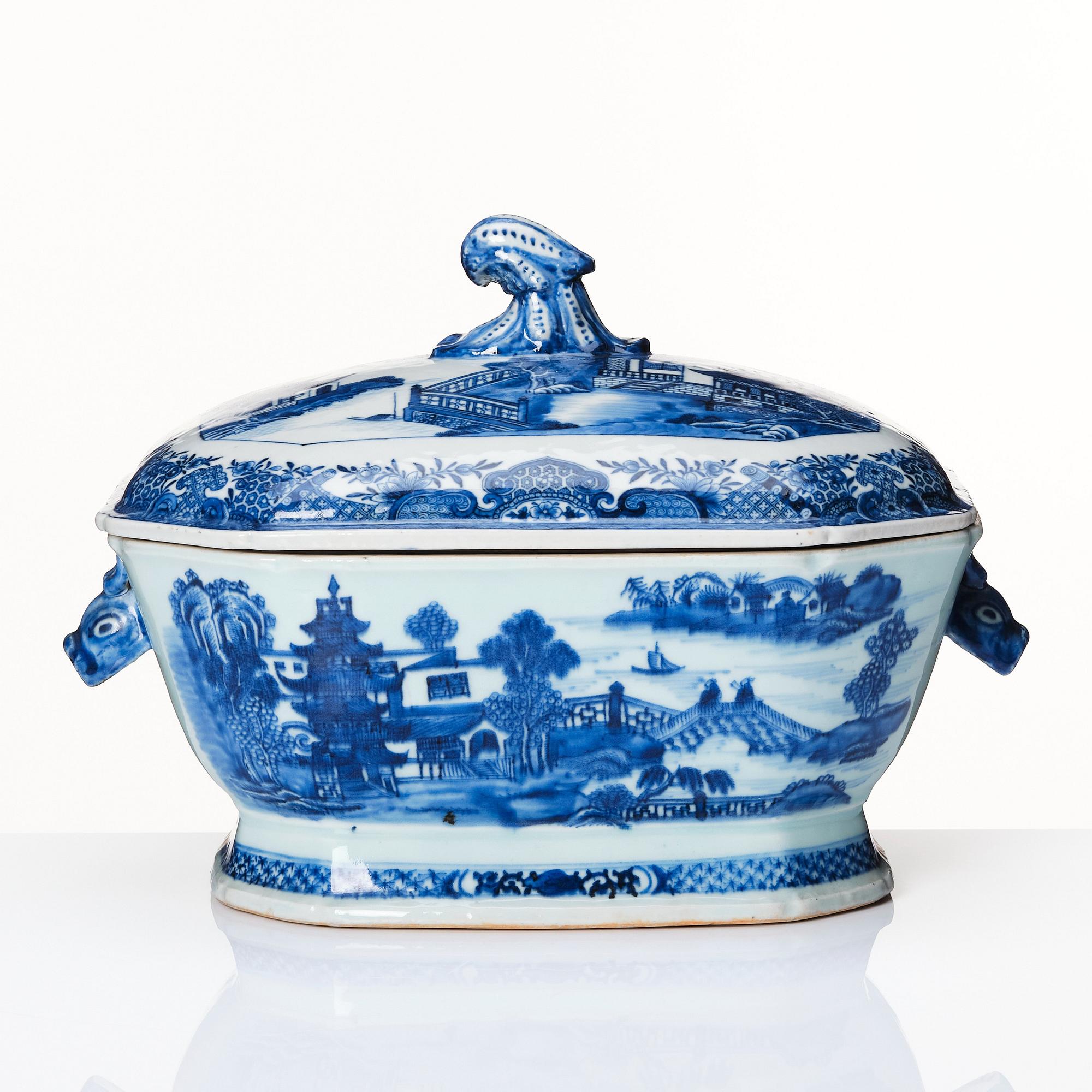 A blue and white tureen with cover, Qing dynasty, Qianlong (1736-95).