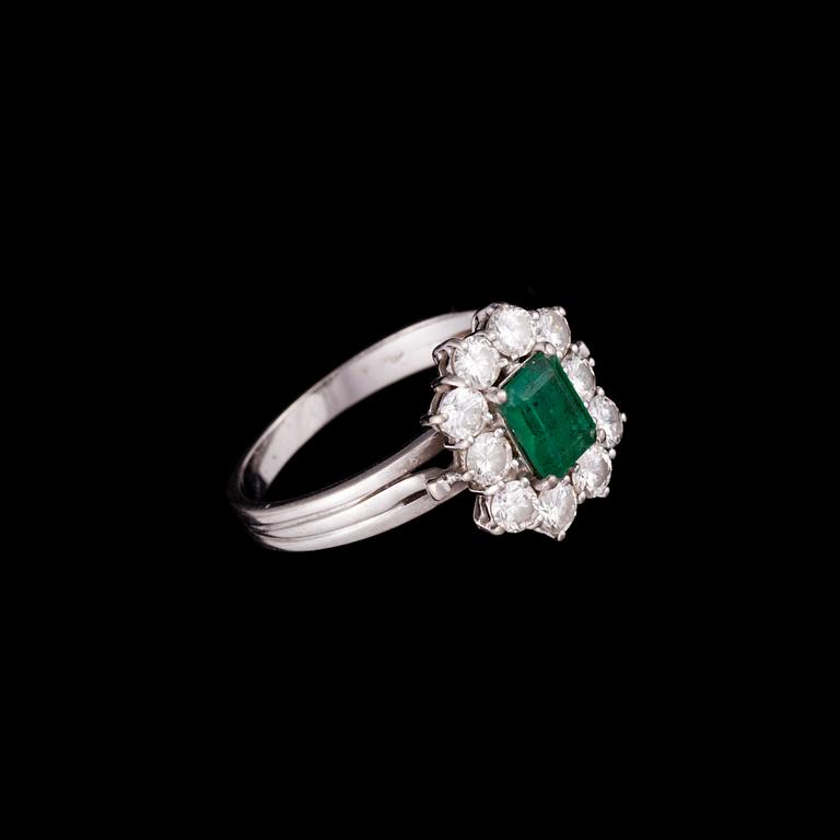 RING, 18K vitguld, smaragd, diamanter. Vikt ca 4,6 g.