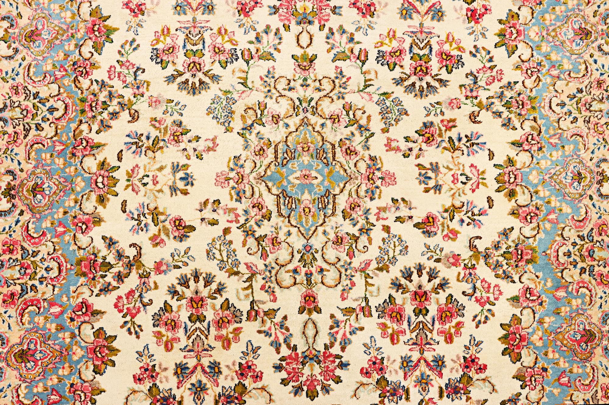 An antique Kirman carpet, a. 310 x 210 cm.