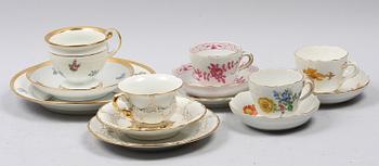 KAFFEKOPPAR, 5 st olika, porslin, rokokostil resp empirestil, Meissen. 1900-tal.