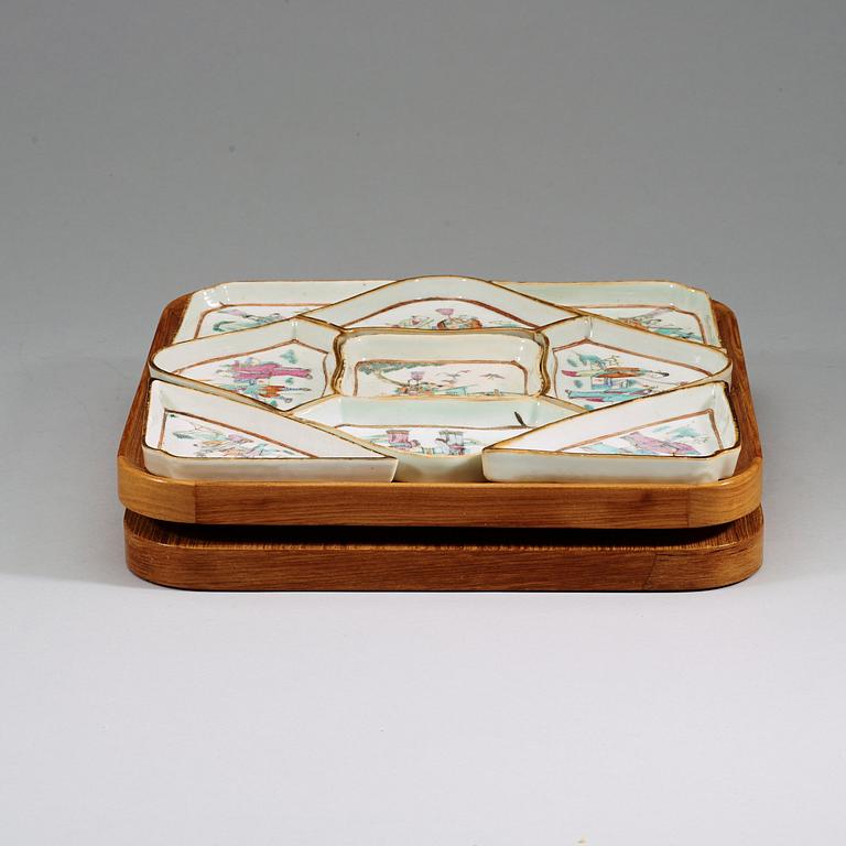 CABARET, nio delar, porslin med träställ. Sen Qingdynasti (1644-1912).