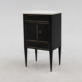 POTTSKÅP, sengustavianskt, 1800-talets första hälft.