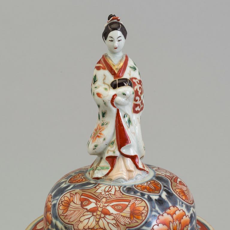 A Japanese Genroku imari vase, circa 1700.