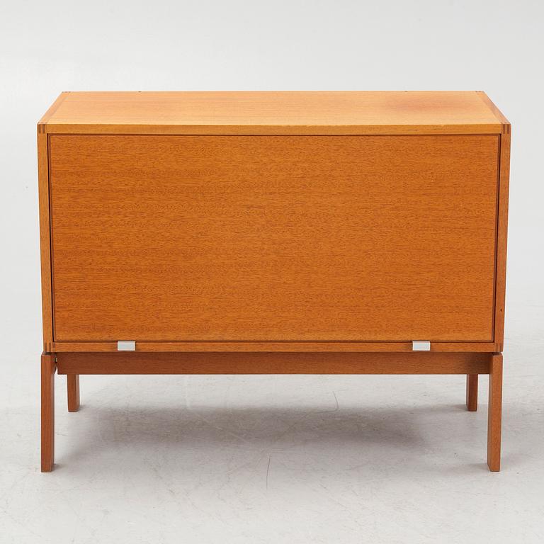 Henning Jensen and Torben Valeur, Desk with pedestal, M40 series, Fritz Hansen, second half of the 20th century.