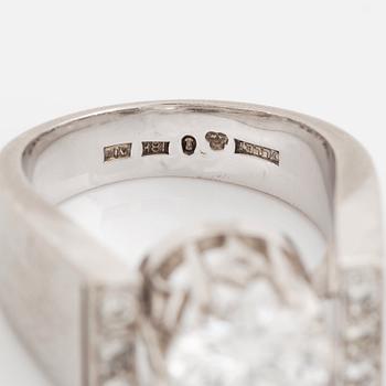 Ring 18K vitguld med en rund briljantslipad diamant vikt ca 1.70 ct kvalitet ca F si.