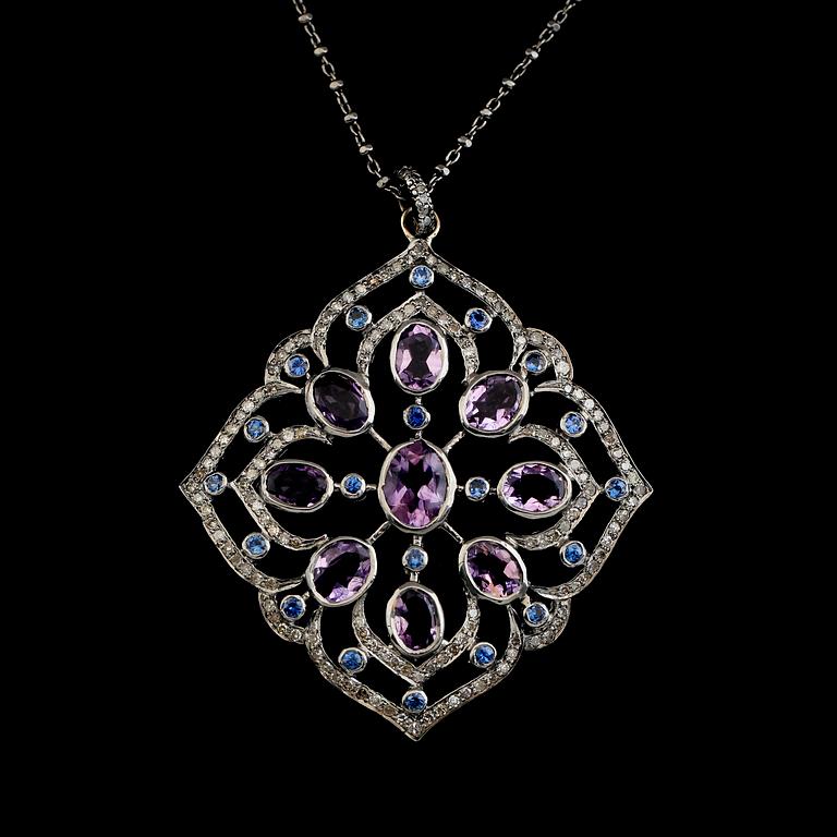 HÄNGE MED KEDJA, silver, ametister och diamanter. Total vikt ca 17,8 g.