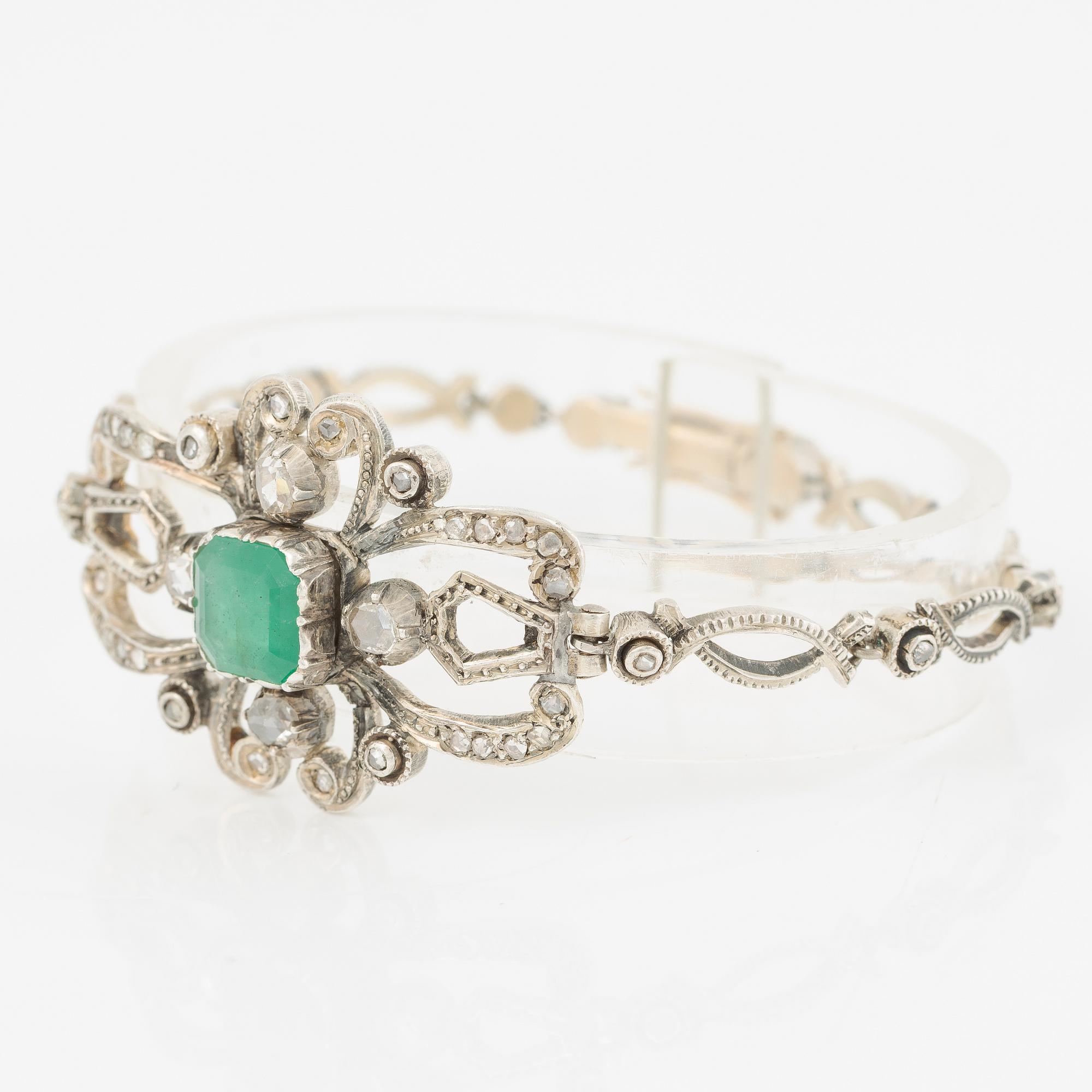 Bracelet in silver with a faceted emerald and rose-cut diamonds.