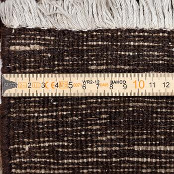 An oriental carpet, a. 287 x 204 cm.