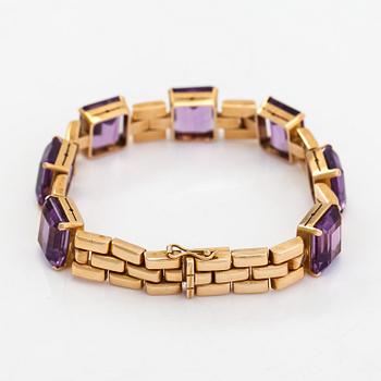 An 18K gold bracelet with amethyst.
