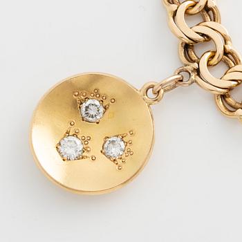 Armband 18K guld med tre berlocker, en berlock  med runda briljantslipade diamanter.