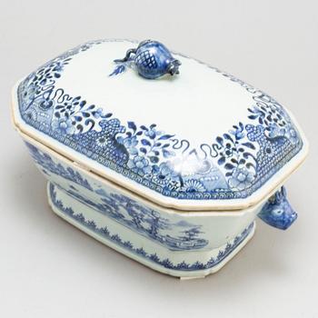 A blue and white tureen with cover, Qing dynasty, Qianlong (1736-95).