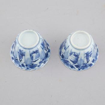 A pair of porcelain cups from China, Kangxi (1662-1722).