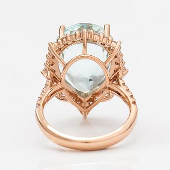 Ring, 18K roséguld, diamanter ca 1.44 ct tot och akvamarin ca 12.94 ct. IGI-certifikat.