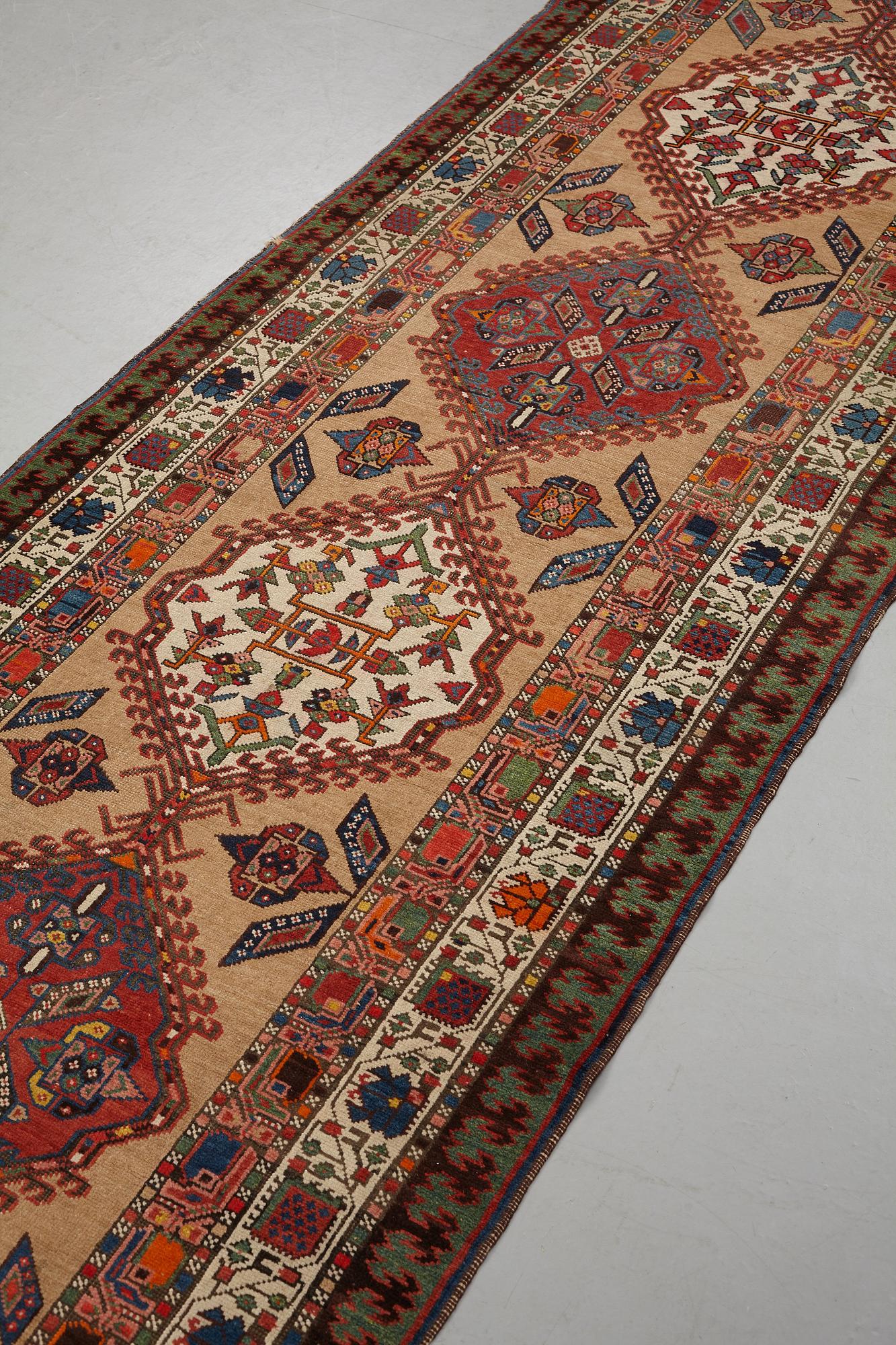 Gallerimatta, antik Sarab, ca 433,5 x 104 cm.