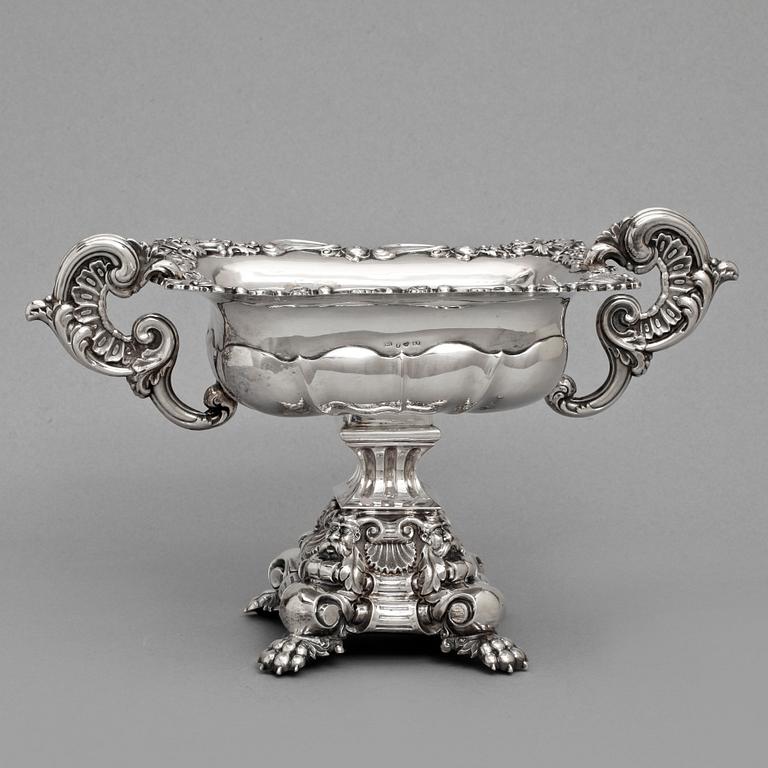 SKÅL PÅ FOT, silver, Gustaf Folcker, Stockholm 1842. Vikt c:a 640 g.