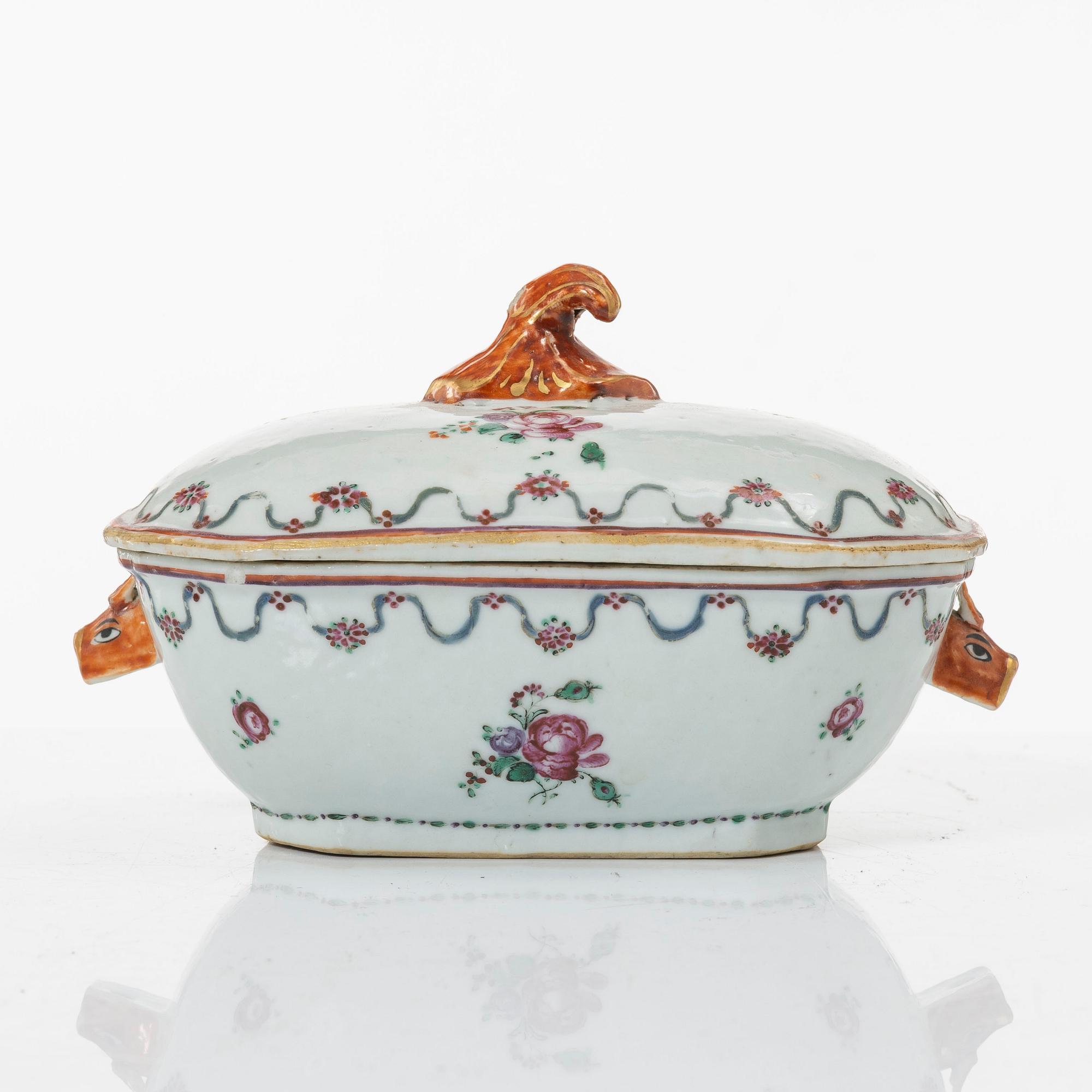 Smörterrin, terrinfat och bålskål, kompaniporslin, Kina, Qingdynastin, 1700-tal.