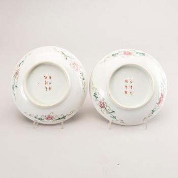 A pair of Chinese dishes, 20th Century. With Guanxu mark.