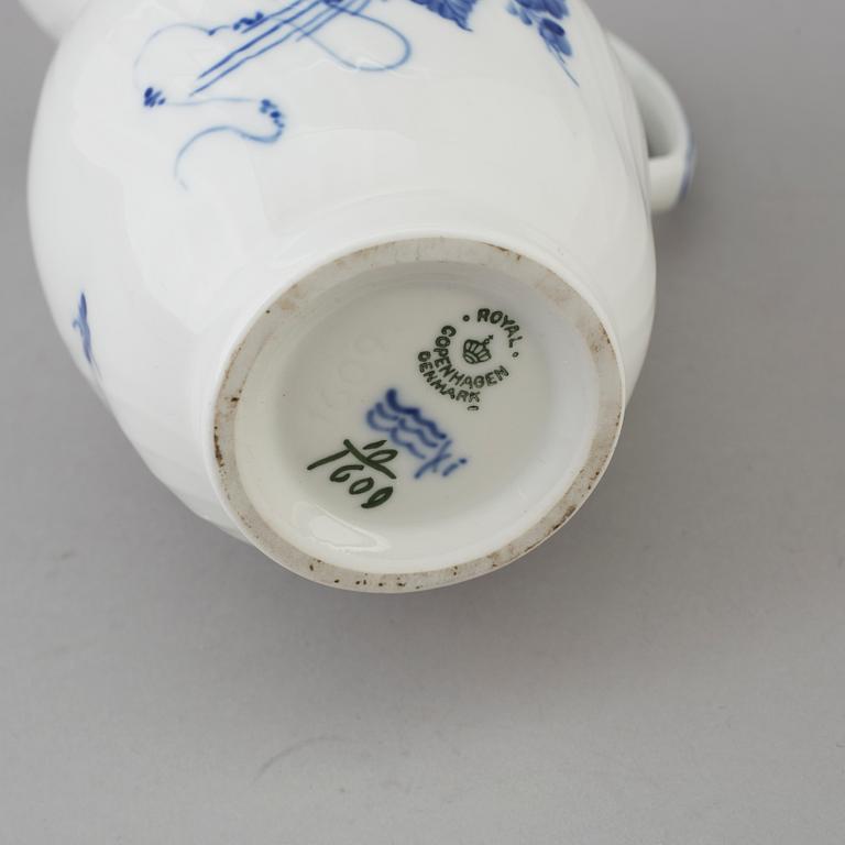 ROYAL COPENHAGEN, a 74 pcs dinner service.