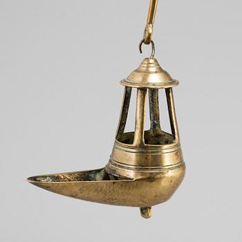 AN 18TH CENTURY BRONZE OIL LAMP.