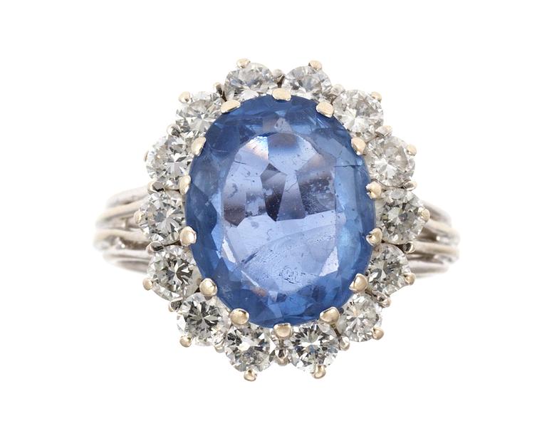 RING, blue sapphire, app. 7 cts set with brilliant cut diamonds, tot. app. 2 cts.
