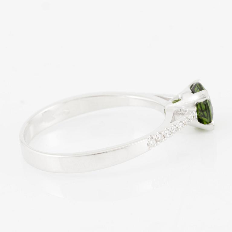 Ring in 18K white gold with chrome diopside and brilliant-cut diamonds.