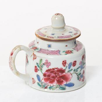 Tedosor, tre stycken, samt senapsburk med lock, porslin. Qing dynastin, Qianlong (1736-95).