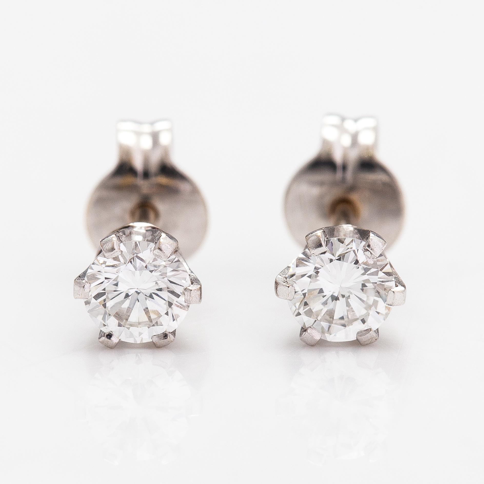 A pair of 18K white gold earrings with diamonds ca. 0.50 ct in total.