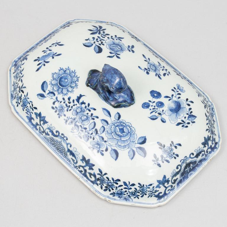 A blue and white tureen with cover, China, Qianlong (1736-95).