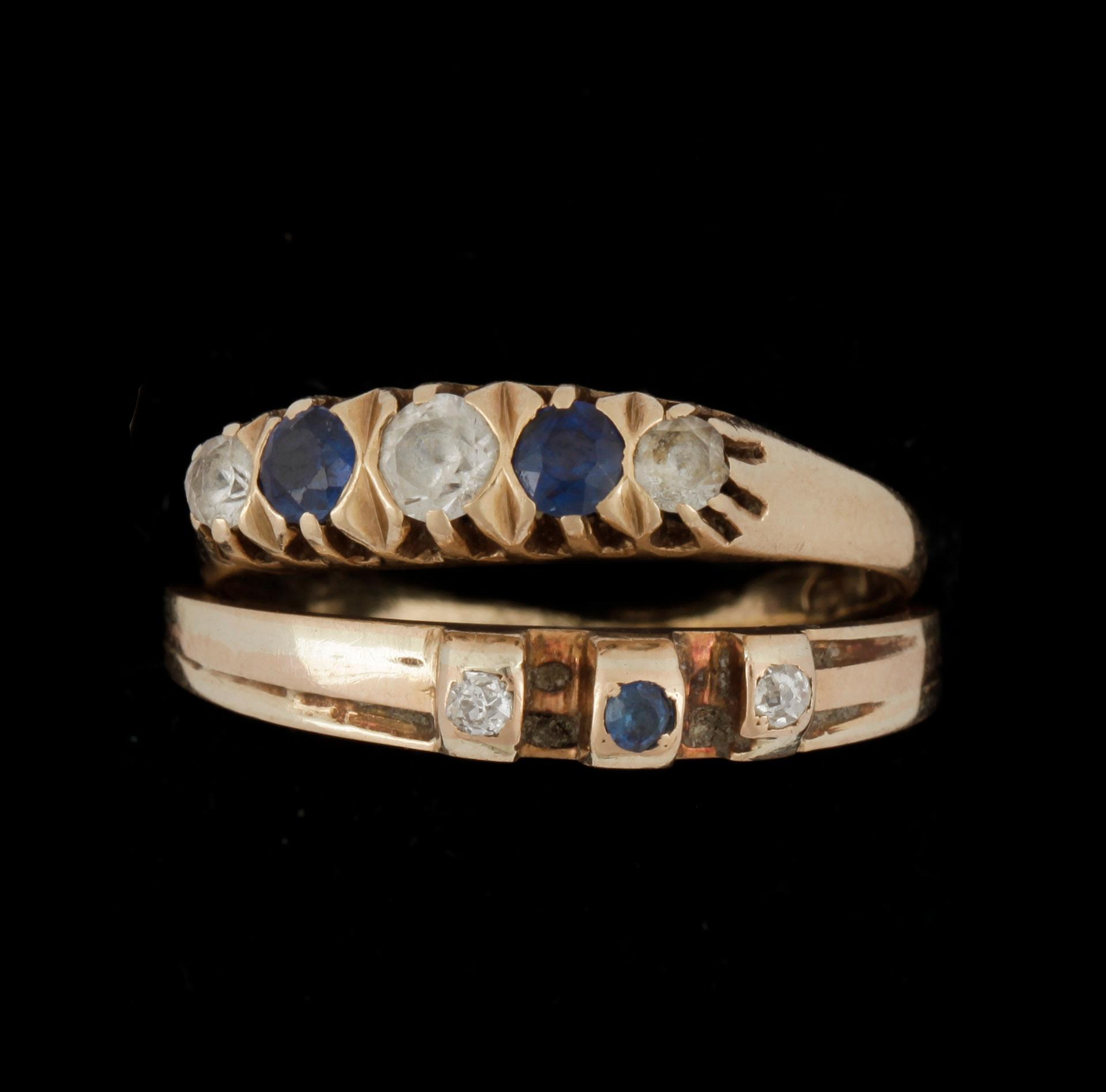 RINGAR, 2 st, 18k guld med små diamanter och safirer. Total vikt ca 4,5 gram.