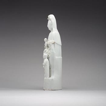 A blanc de chine figure of Guanyin, late Qing dynasty (1662-1912).