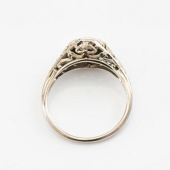 Ring 18K vitguld med en rund briljantslipad diamant.